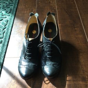 • MOVING LAST CHANCE 7/31/2024 • GoldButton Brako leather ankle booties 37